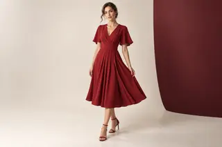 Красное платье в минималистичной fashion-съёмке