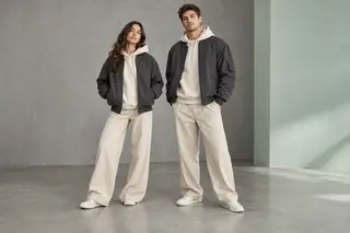 Парная съёмка нейтрального streetwear в студии